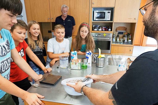 Die Teilnehmer der Kiwanis-Ferienschule  backen Brownies.  | Foto: Michael Haberer