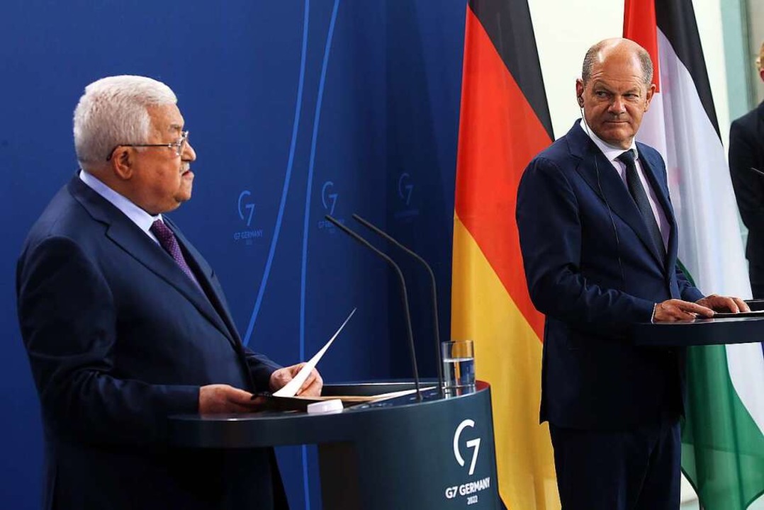 Bundeskanzler Olaf Scholz (SPD) und Ma...er Palästinensischen Autonomiebehörde.  | Foto: Wolfgang Kumm (dpa)
