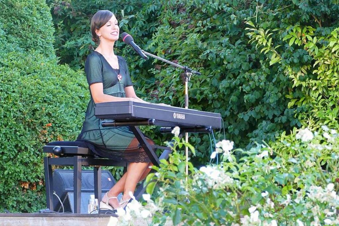 Anna Piechotta begleitet sich selbst am Keyboard.  | Foto: Leonie Lieberam