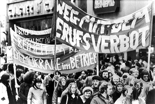 Etwa 4000 Demonstranten ziehen 1975 du...ntlichen Dienst&quot; zu protestieren.  | Foto: Rolf Haid (dpa)