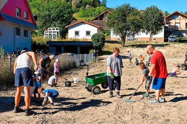 Ferienaktion einmal anders: Kinder richten in Amoltern ihren eigenen Bolzplatz her