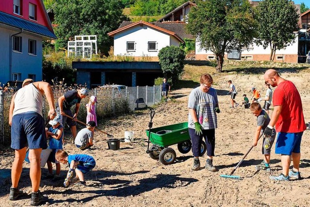 Eltern und Kinder trafen sich  beim Ge...en Spiel- und Bolzplatz vorzubereiten.  | Foto: Roland Vitt