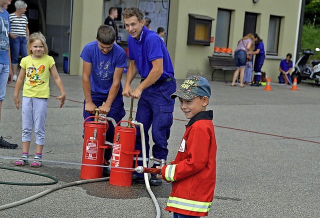 Einmal im Leben selbst mit einem Feuer...1; sicherlich ein Traum vieler Kinder.  | Foto: Christiane Sahli