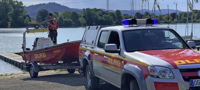 DLRG-Einsatzkrfte  lassen bei ihrem E...el-Clubs ein Rettungsboot  zu Wasser.   | Foto: Helmut Seller