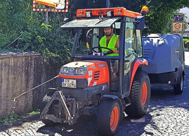 Die turnusmige Unkrautbekmpfung wir...undlich mit heiem Wasser vorgenommen.  | Foto: Stadt Bad Krozingen