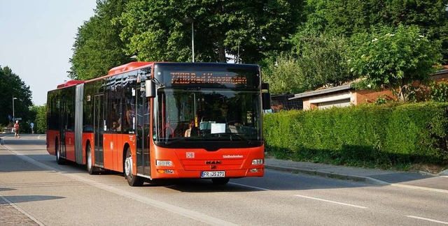 Die roten Linienbusse der Bahntochter ... Krankheitsausflle beim Fahrpersonal.  | Foto: Julius Wilhelm Steckmeister