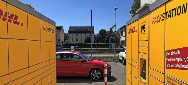 Ein Auto fhrt an einer Packstation an der Robert-Gerwig-Strae vorbei.  | Foto:  Juliane Schlichter