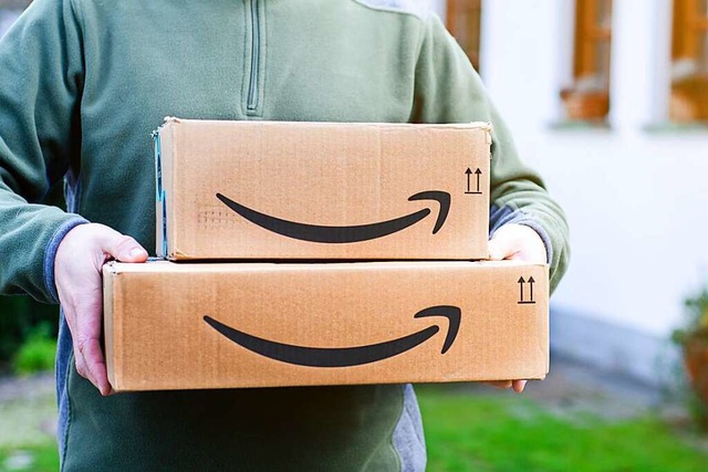 Ein Fahrer liefert Amazon-Pakete aus &...ndler oft externe Logistikunternehmen.  | Foto: Lutsenko Oleksandr