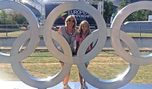 Michaela Elinger mit ihrer Tochter bei der EM in Mnchen  | Foto: Privat