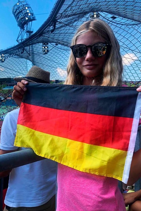 Mara, die Tochter von Michaela Eßlinger, mit Deutschlandfahne im Olympiastadion  | Foto: Privat