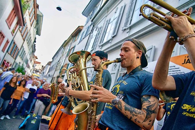 Streetbands wie hier 2021 sind dieses Jahr wieder dabei beim Bebbi sy Jazz.  | Foto: Marc Gilgen