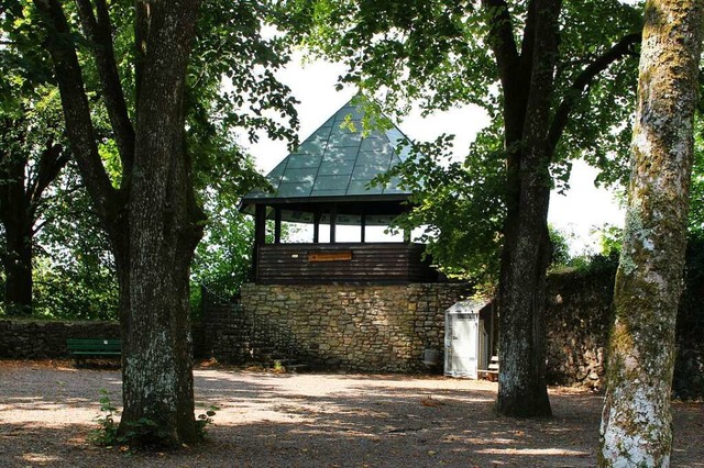 Dieser Schloss-Pavillon auf dem Wehrer...erg wurde vor 35 Jahren neu errichtet.  | Foto: Hansjrg Bader