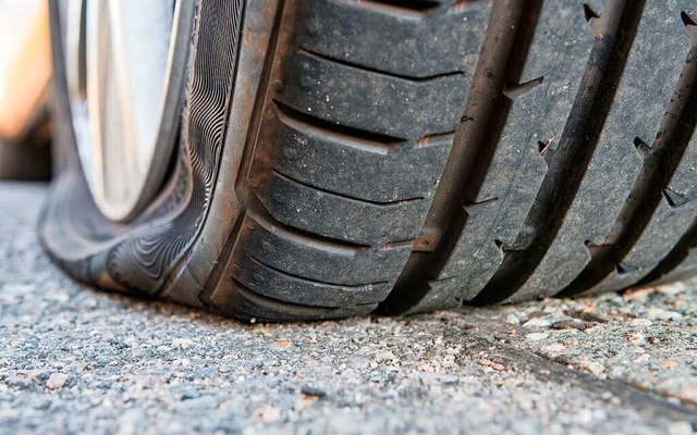 Ist der Reifen platt, erhht sich das Unfallrisiko.  | Foto: Mario Hoesel (Adobe Stock)