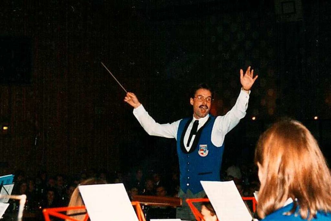 Als Dirigent leitete Roland Bär  beim ... Orchester der Kenzinger Stadtkapelle.  | Foto: Privat