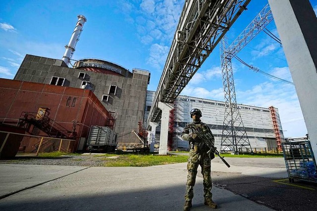 Ein russischer Soldat bewacht einen Bereich des Kernkraftwerks Saporischschja.    | Foto: - (dpa)