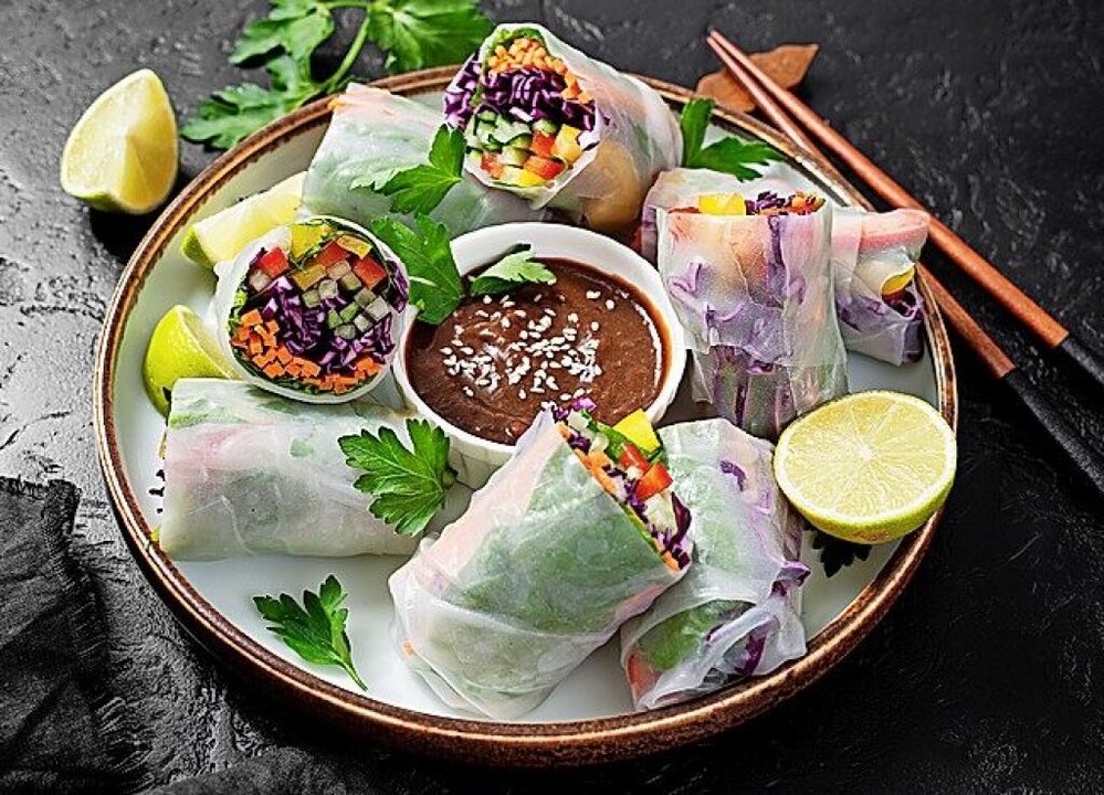 Schmeckt besonders gut mit krftigen Dips &#8211; die Sommerrolle.  | Foto: Nelea Reazanteva (stock.adobe.com)