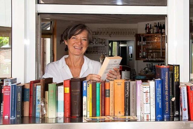 Müllheimerin betreibt öffentliches Bücherregal und konnte so 1000 Euro spenden