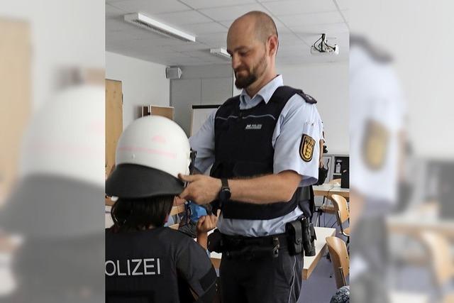 Das Polizeiauto hat es den Jungen und Mdchen besonders angetan