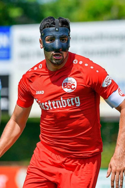Den Gesichtsschutz kann Serhat Ilhan j...beinbruch des Angreifers ist verheilt.  | Foto: Claus G. Stoll
