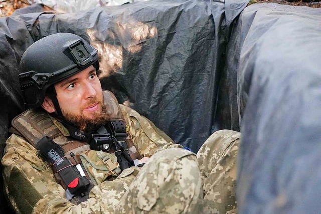 Als der Beschuss zunimmt, sucht ein uk... Soldat Sicherheit im Splittergraben.   | Foto: Till Mayer