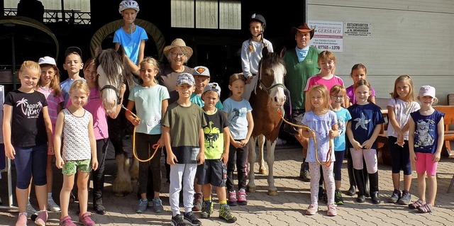 Die Kinder auf dem Behringer Hof durft...ann und wie sich ein Pferd wohlfhlt.   | Foto: Brigitte Chymo