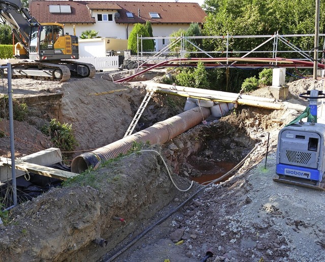 Die Arbeiten am Neubau der Brcke ber den Schreiebach in Rhina haben begonnen.   | Foto: Martin Kpfer