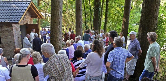 Dicht an dicht drngten sich die Glub...e neu geweihte Kapelle in Schweighof.   | Foto: Gerhard Weil