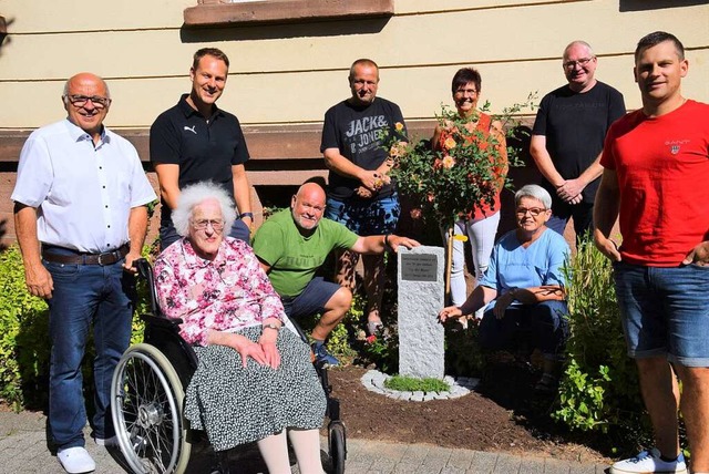 Eine Stele erinnert an 50 Jahre &#8222...) und Vertreter des Vereins und Heims.  | Foto: Hubert Bleyer