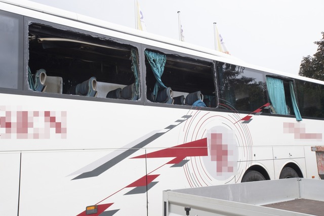 Der Bus steht mittlerweile bei einem r...alen Abschleppunternehmen auf dem Hof.  | Foto: Volker Mnch