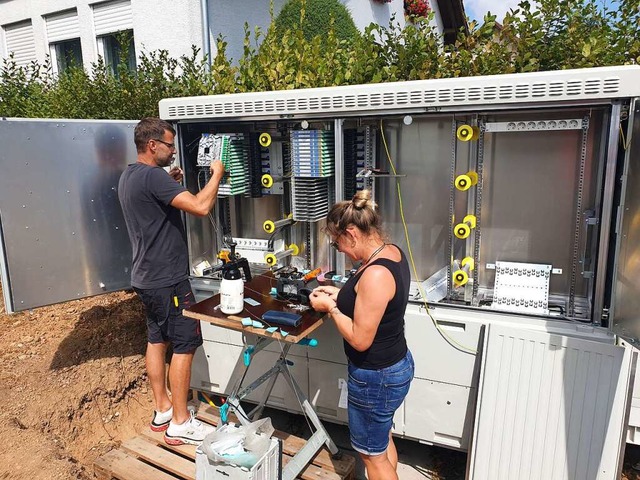 Glasfasernetzerweiterung in Unadingen:... kurzen Lichtbogen die Glasfaserenden.  | Foto: Christa Maier