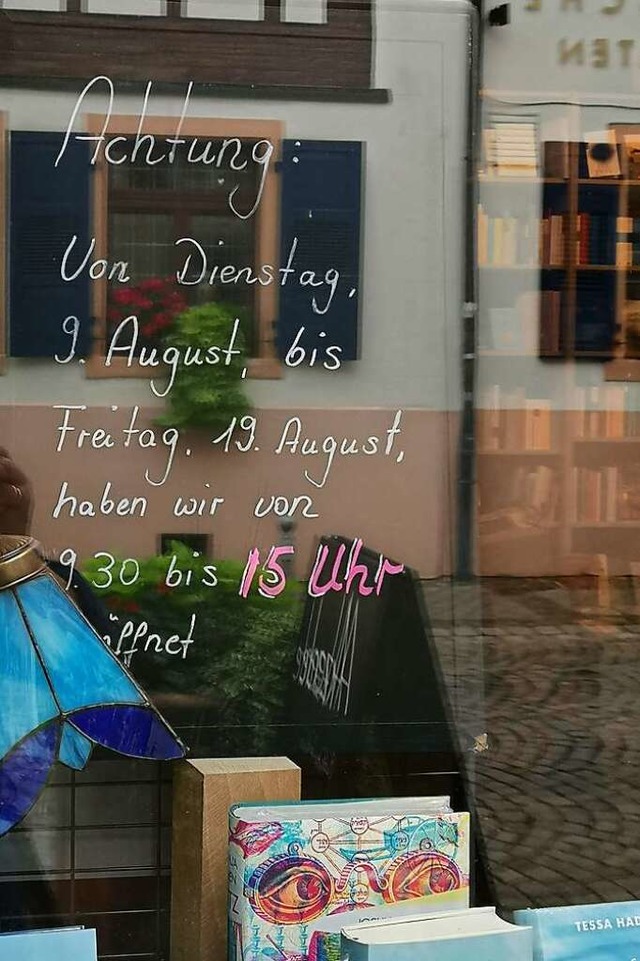 Bei der Buchhandlung Akzente steht diese Kundeninfo im Schaufenster.  | Foto: Ralf Burgmaier