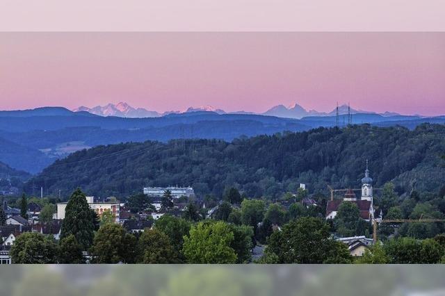 Rosa Alpen hinter Wehr