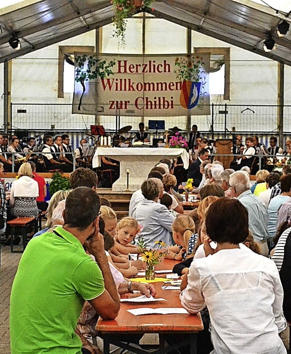 Im großen Zelt  wird in Niederrimsingen drei Tage lang Chilbi gefeiert.  | Foto: Trachtenkapelle Niederrimsingen