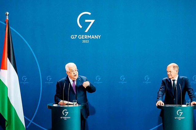 &#8222;50 Holocausts&#8220; habe Israe...te Mahmud Abbas am Dienstag in Berlin.  | Foto: JENS SCHLUETER (AFP)