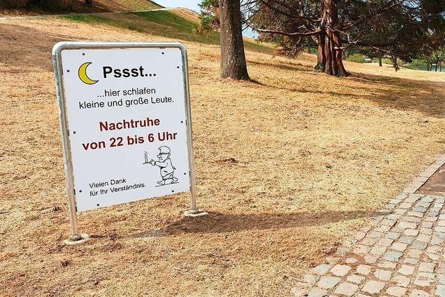 Neue Schilder sollen im Seepark in Freiburg für mehr Ruhe sorgen
