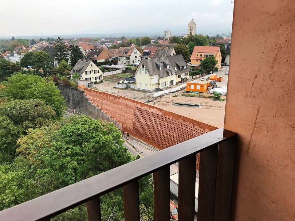 Blick vom Aussichtsbalkon auf das Park...d den im Bau befindlichen Mnsterplatz  | Foto: Susanne Ehmann