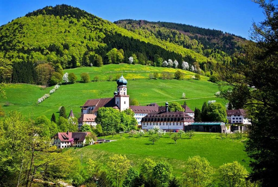 Das Kloster St. Trudpert im Mnstertal... aus bieten sich schne Wanderwege an.  | Foto: Pro