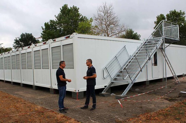 Brgermeister Michael Schlegel (rechts...em ersten Geschoss der Containeranlage  | Foto: Landratsamt Emmendingen  Ulrich Spitzmller