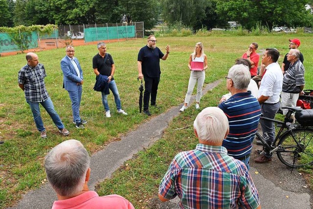 Brgermeister Guido Schneboom und Amt... Dewes (Bildmitte) beantworten Fragen.  | Foto: Wolfgang Knstle