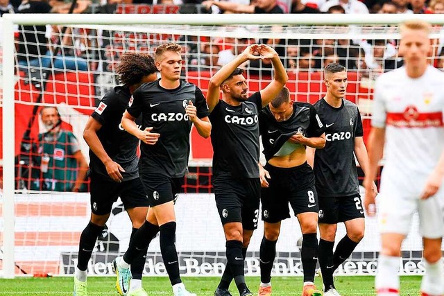 Vincenzo Grifo (M.) freut sich ber seinen Treffer gegen den VfB Stuttgart.  | Foto: THOMAS KIENZLE (AFP)