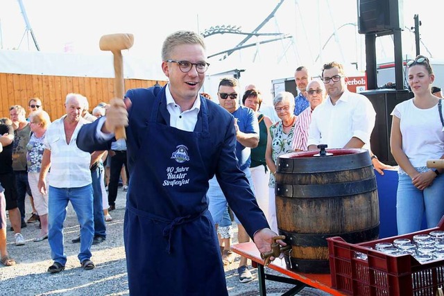 Brgermeister Kai-Achim Klare beim Fassanstich 2019  | Foto: Adelbert Mutz