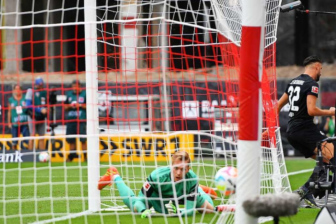 Stuttgarts Keeper Florian Müller kann den Ball nicht halten.  | Foto: Achim Keller