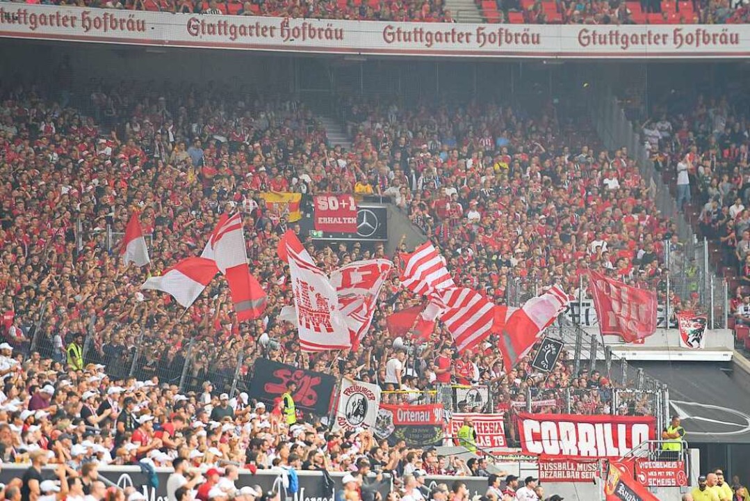 4000 Fans des SC Freiburg verfolgen di... Stuttgart in der Mercedes-Benz-Arena.  | Foto: Achim Keller
