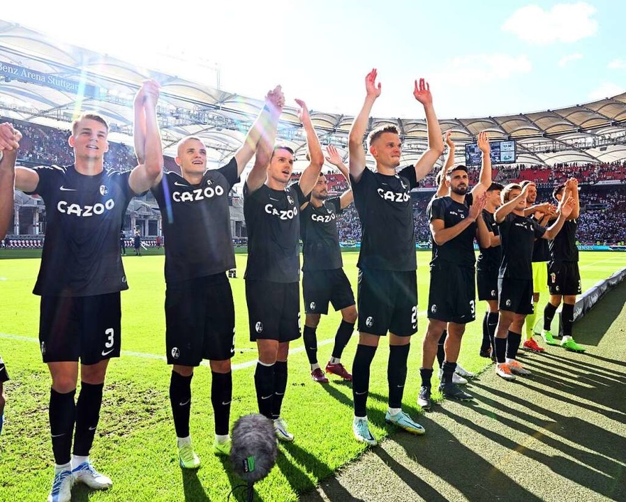 Nach Spielende bejubelt der SC Freiburg seinen 1:0-Sieg in Stuttgart.  | Foto: Uli Deck (dpa)