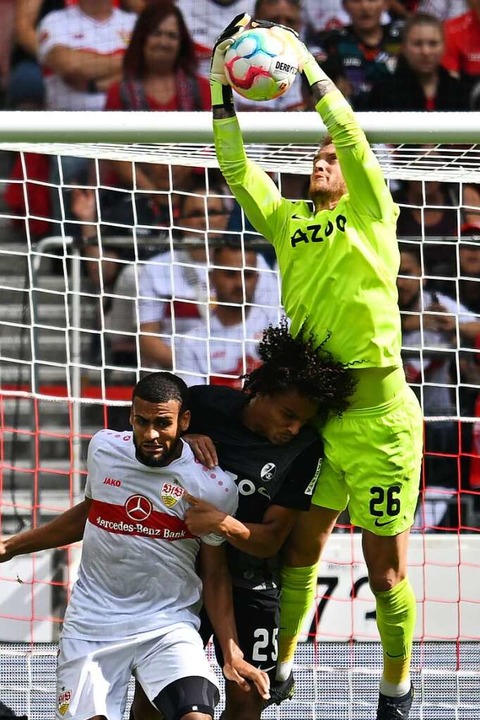 SC-Torhter Mark Flekken beweist im Spiel gegen Stuttgart mehrmals seine Klasse.  | Foto: Achim Keller