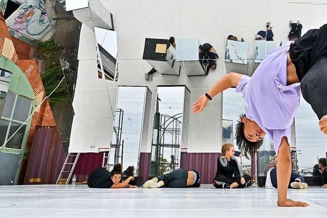 Das Freiburger Aktionstheater Panoptikum probt in der Lokhalle an einem großen Tanztheaterstück
