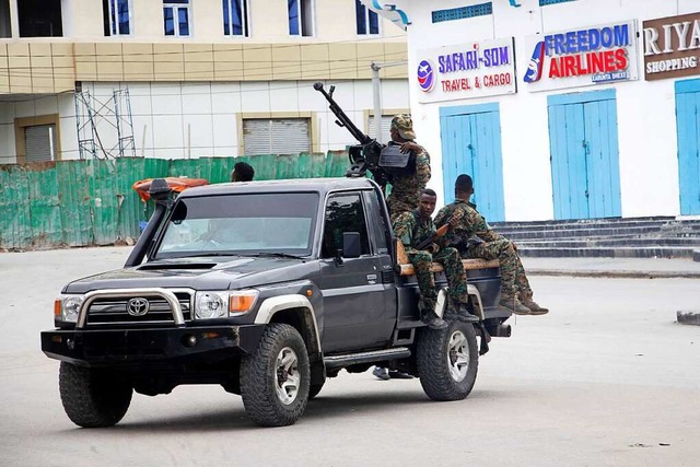 Soldaten patrouillieren vor dem Hayat Hotel inm somalischen Mogadischu.  | Foto: Farah Abdi Warsameh (dpa)