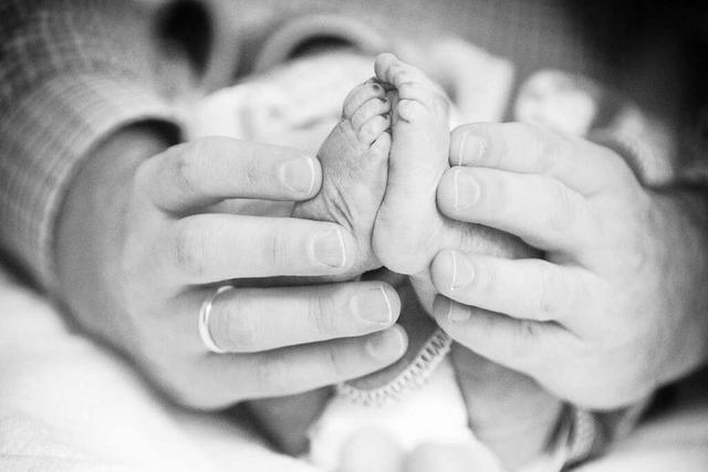 Wenn ein Kind tot geboren wird, knnen Fotos bei der Trauerarbeit helfen