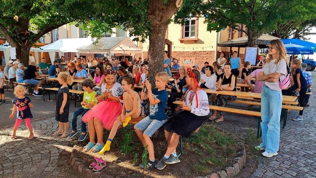 Geflchtete und ihrer Betreuer feierten gemeinsam beim Fest des Musikvereins.  | Foto: Flchtlingshilfe Rebland