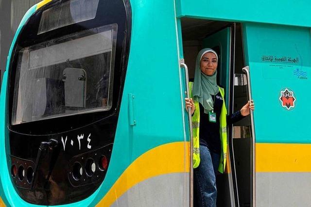 Erstmals steuern auch Frauen die U-Bahn in Kairo